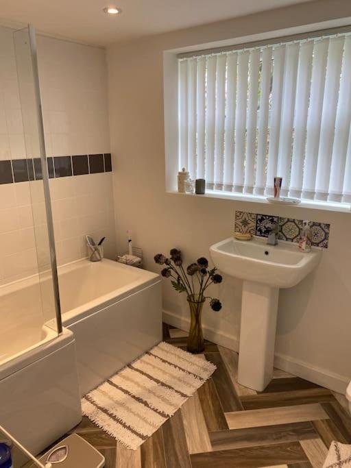 Helens Haven First Floor Apartment Via Stairs Preston  Esterno foto